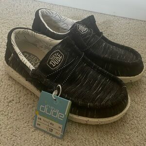 NWT Hey Dude Wally Youth Shoes size Y2-L3